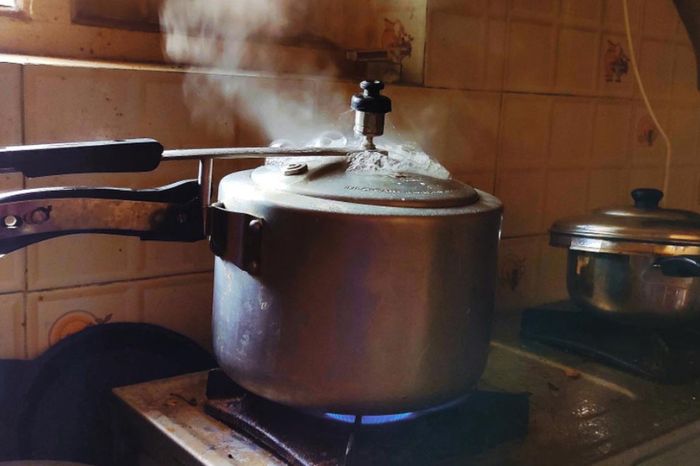 how to remove brunt stains from pressure cooker easily