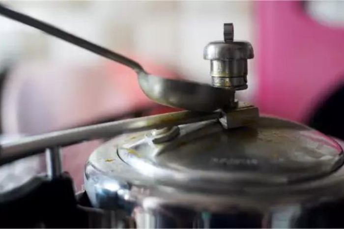 how to remove brunt stains from pressure cooker easily