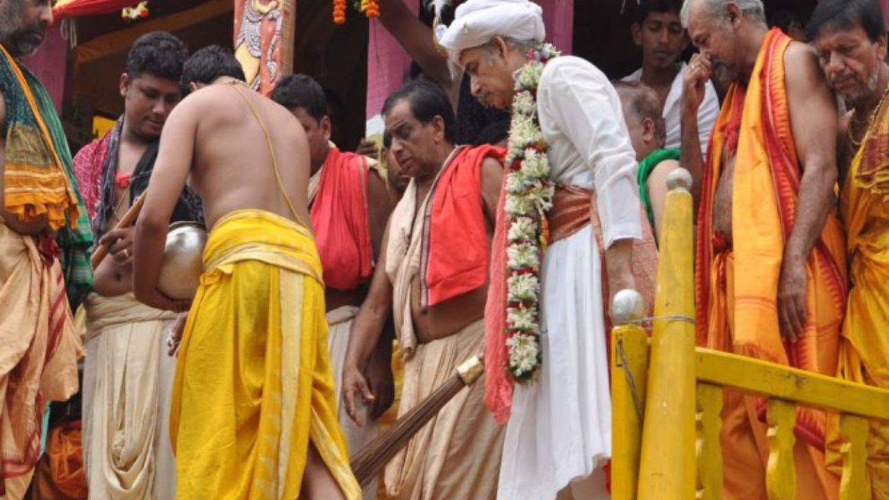 king of puri turns sweeper and clean lord jagannath rath with a golden broom