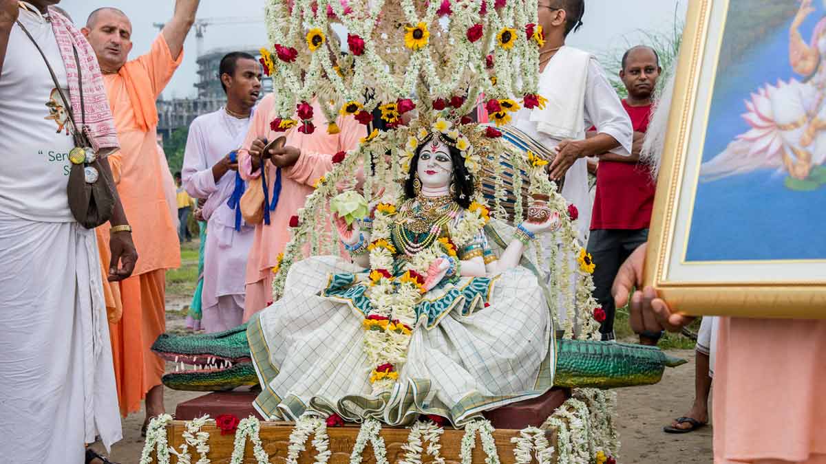 rules to take bath in holy water on ganga dussehra