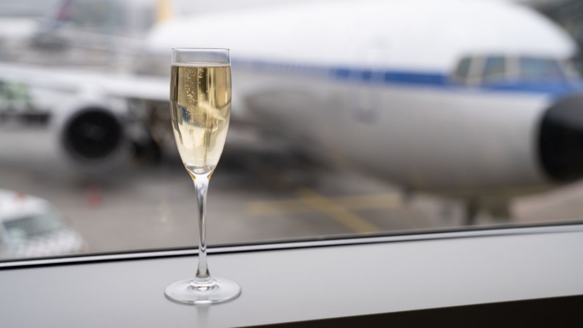 why you should avoid alcohol on flights