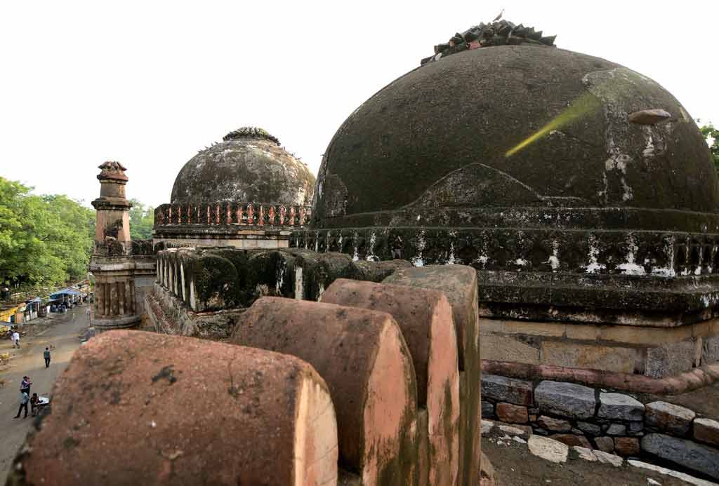 During which reign was the Moth Ki Masjid built