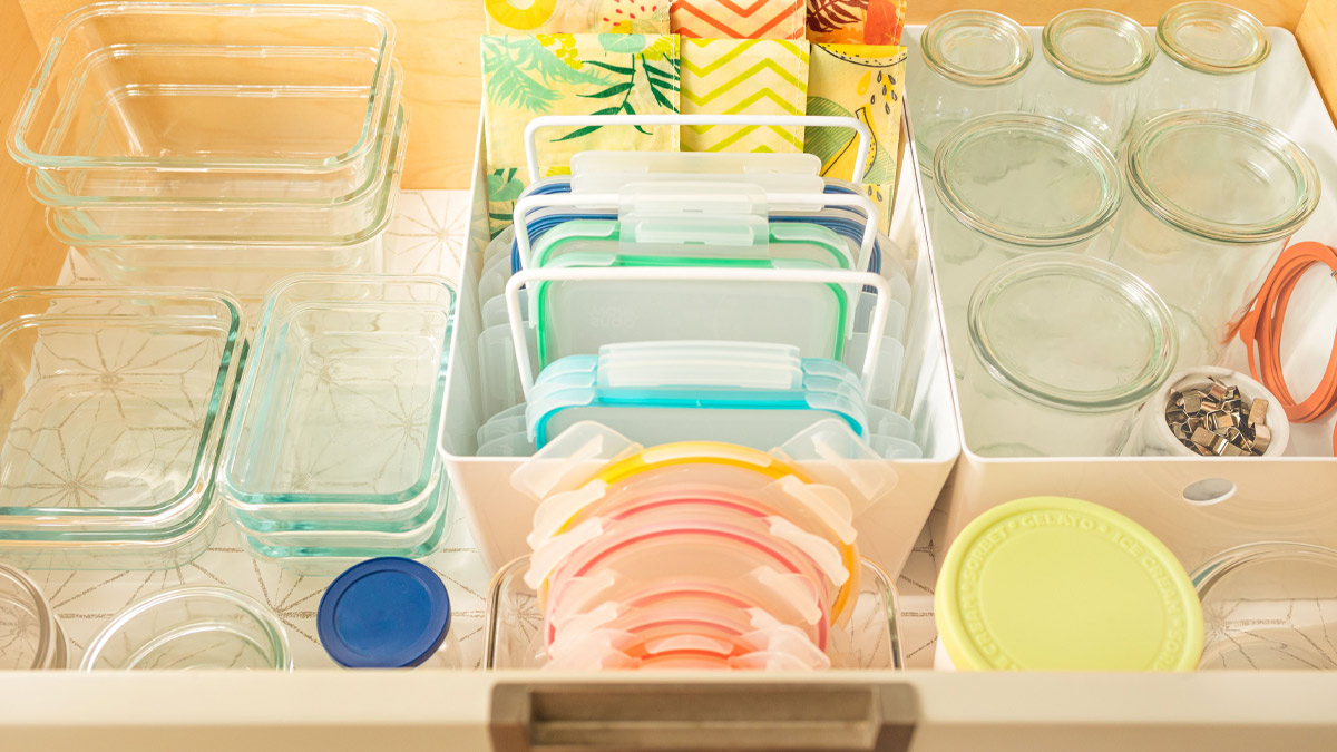 How do you arrange glasses in drawer