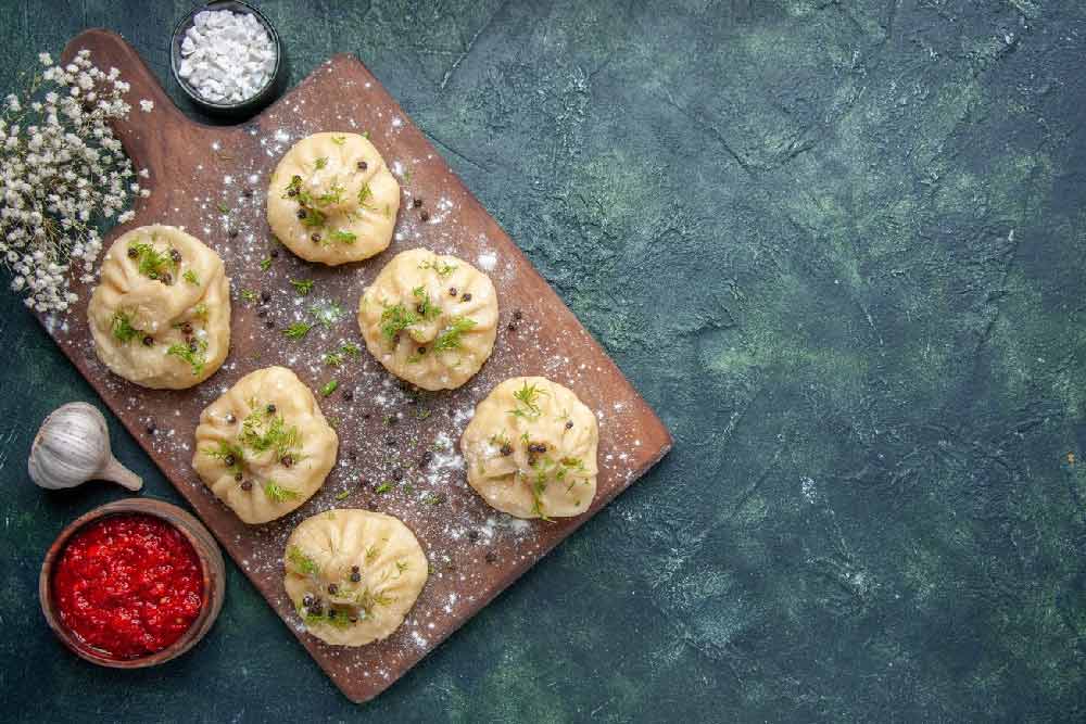 Is momo made up of Atta or Maida in Hindi