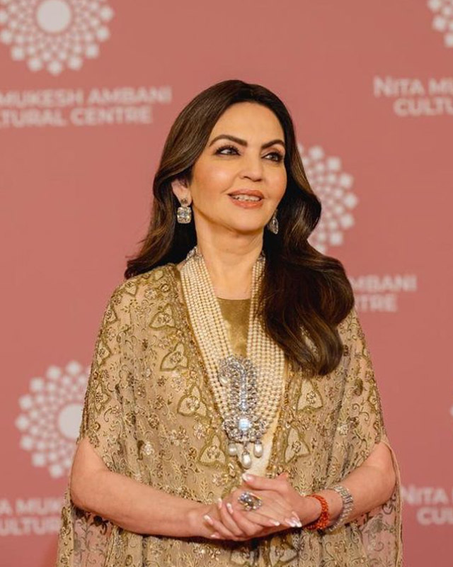 Pearl jewellery with brouch