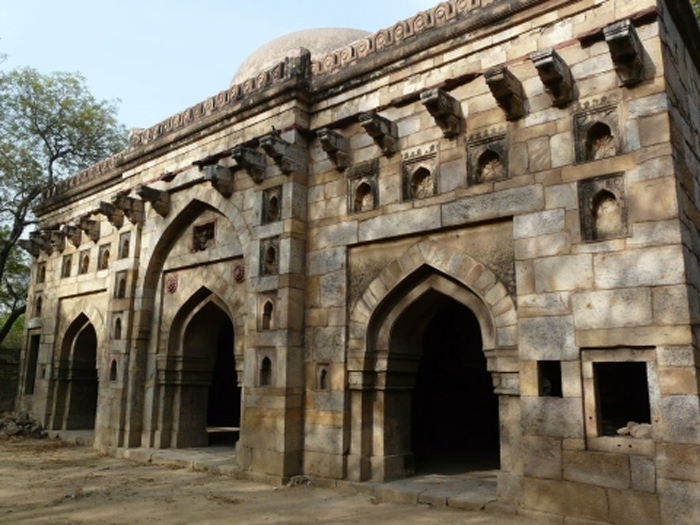 What is the English of Moti Masjid