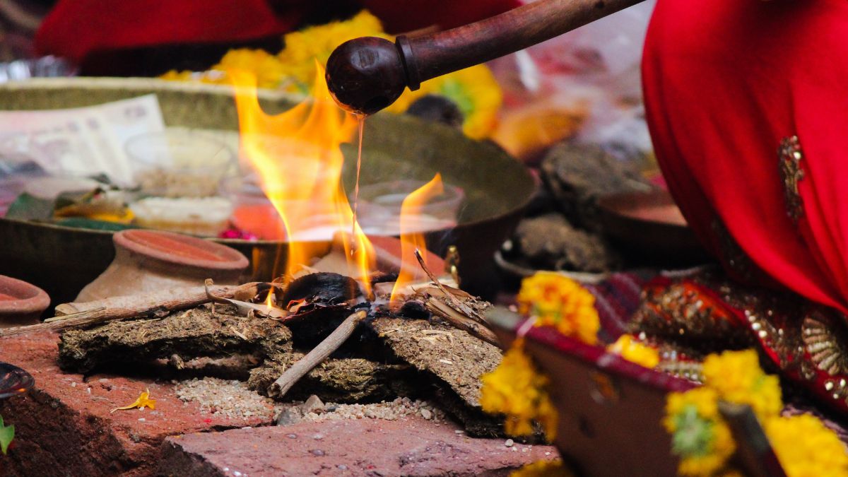 Why Should You Offer Aahuti With the Right Hand