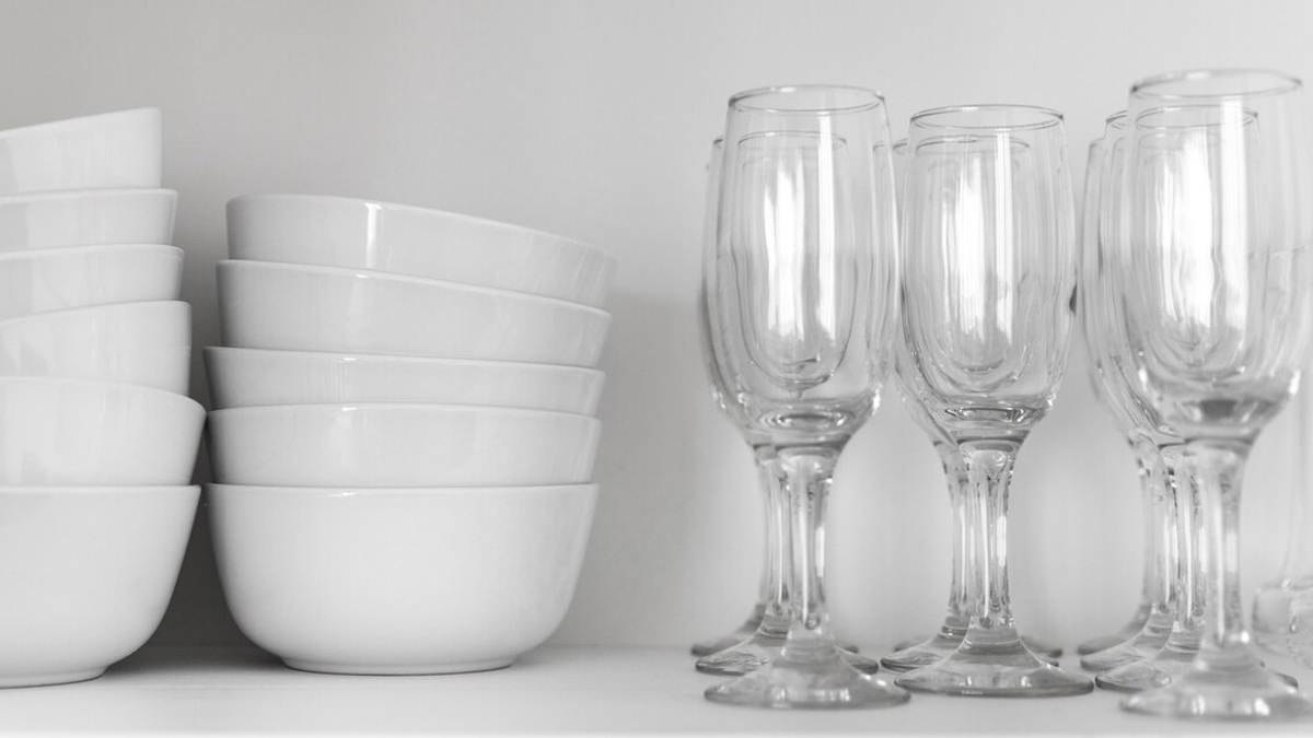 how to organise glass, cups and plates for long