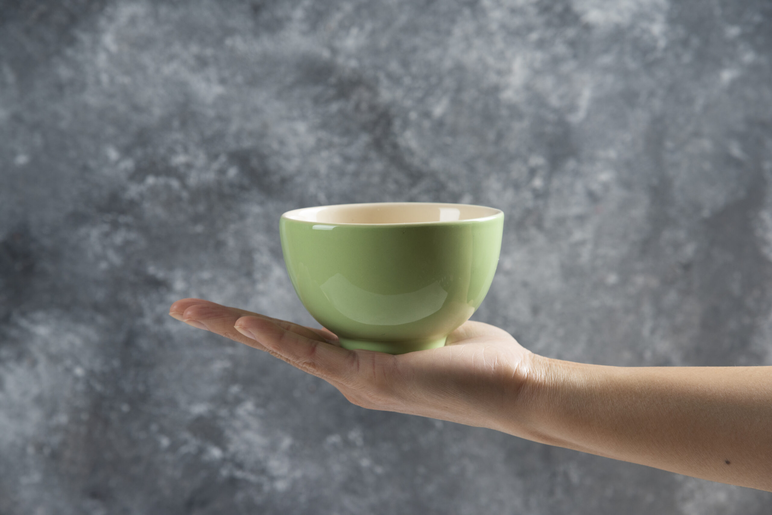 kisi ko khali bartan lautane se kya hota hai