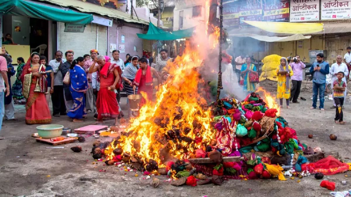 why cow dung is used to make idol of holika hindi
