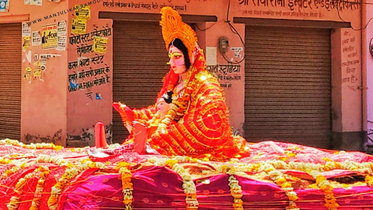 why cow dung is used to make idol of holika in hindi