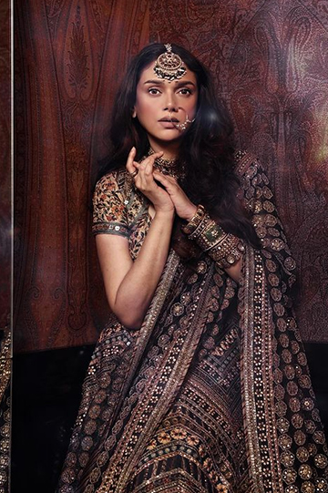 Over sized Maang Tikkas