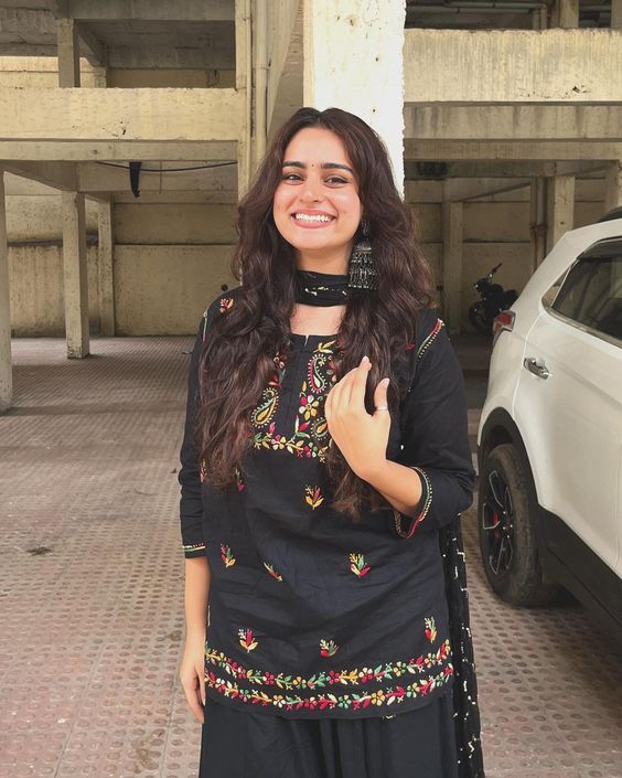 ayesha khan short kurti design