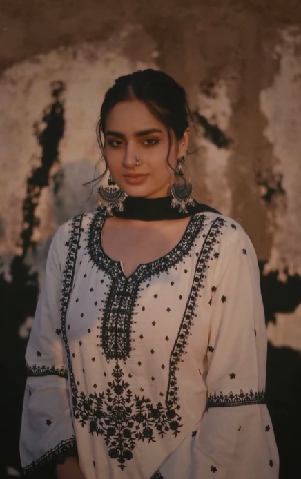 ayesha khan white kurti