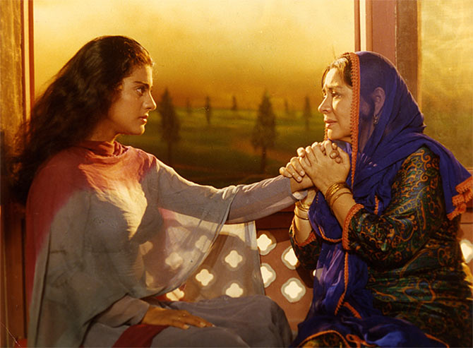 farida jalal and kajol in ddlj