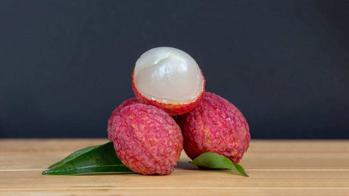 right way of eating litchi