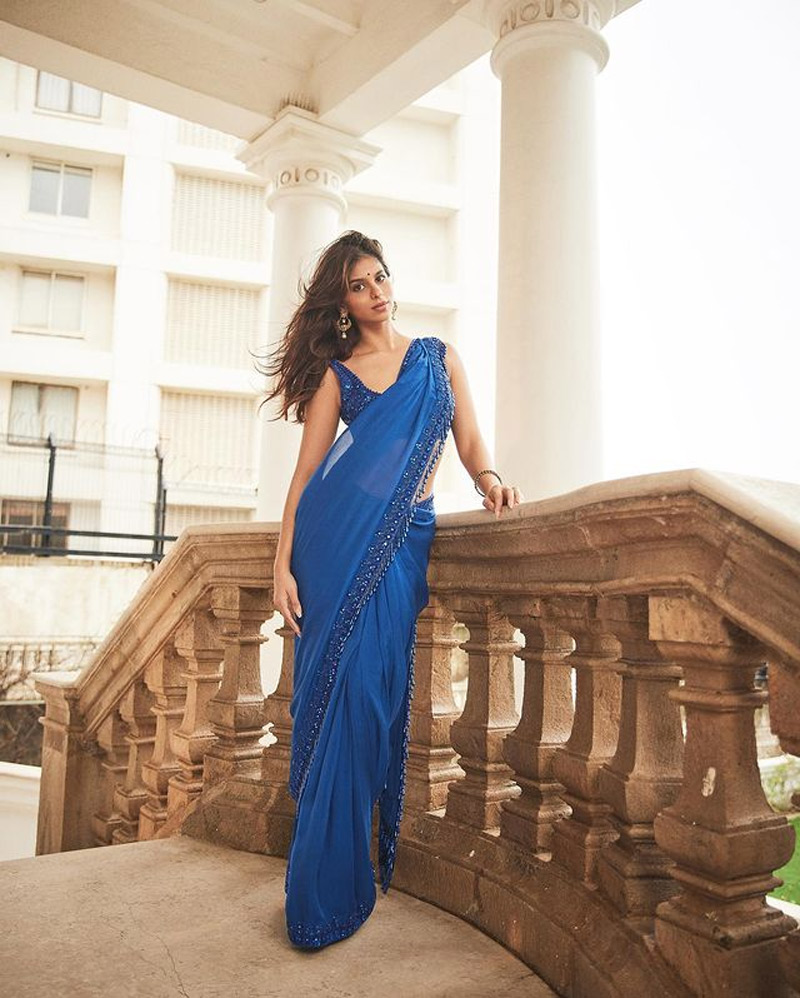 suhana khan in blue saree
