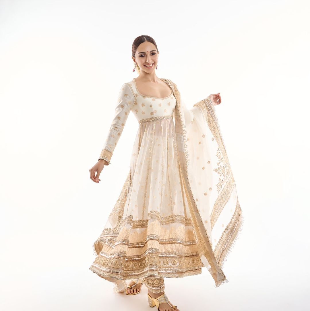 Beautiful @kiaraaliaadvani Resplendent in Classic Off white and Gold .. Handloom Banarasi woven silk and tissue organza with intricate zari work .. Epitome of Traditional Elegance .. perfectly matched el