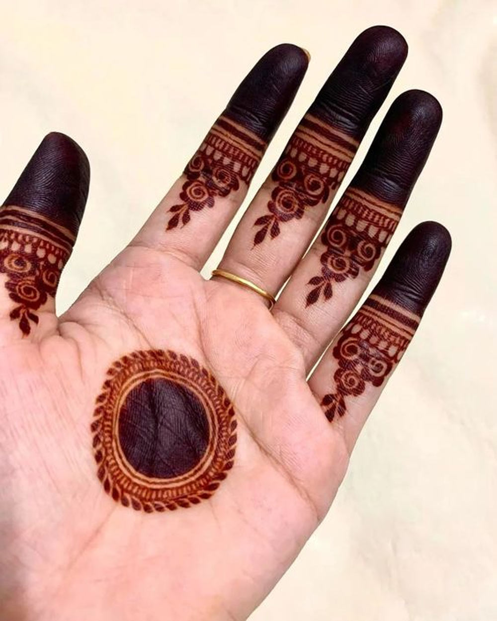 Gol Tikki Mehndi Design