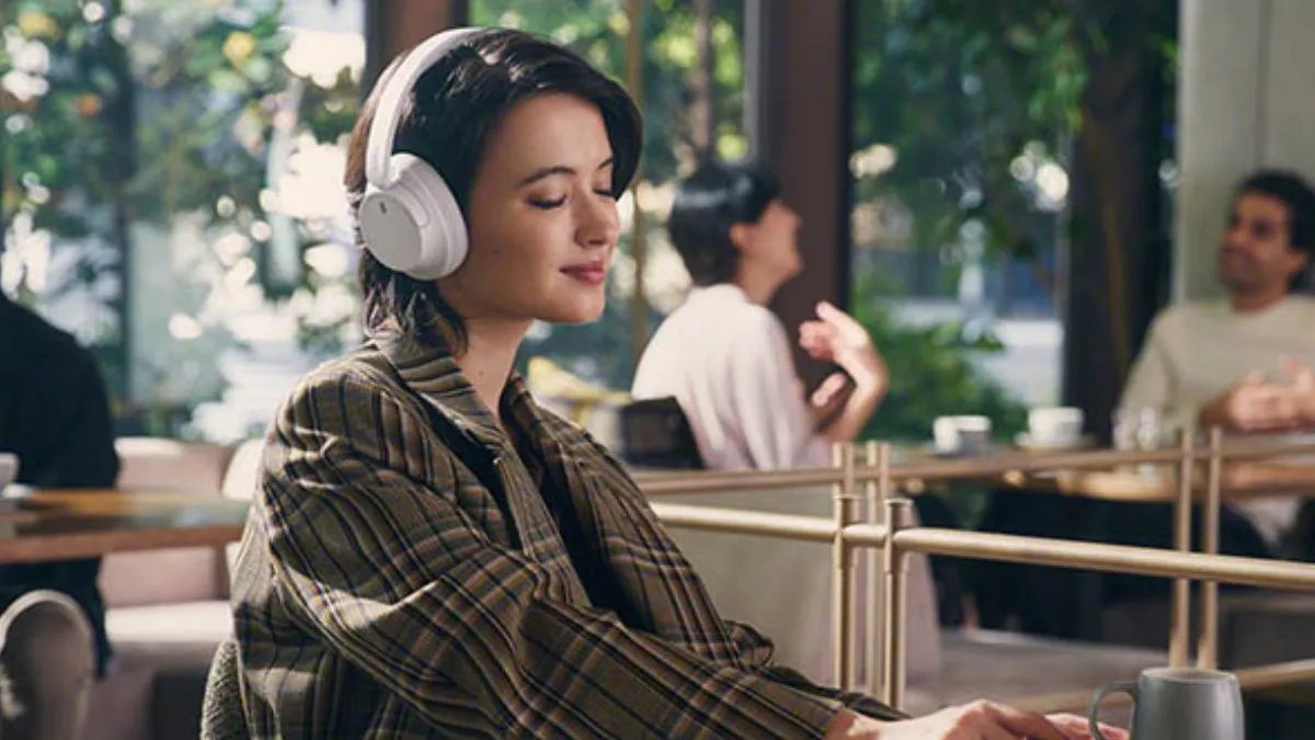 Functional Noise Cancelling Headphones For Music Streaming