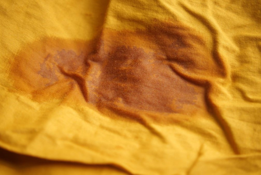 Remove Oil Stains From Clothes Using Detergent