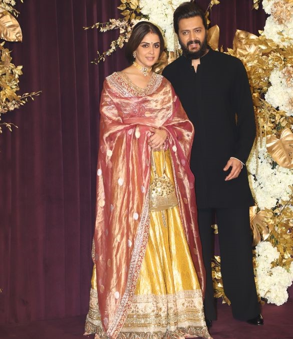 Genelia and Ritesh Deshmukh came dressed in traditionals for the party last night. Genelia wore a contrasting pink and yellow dazzling outfit while Ritesh opted for a black bandhgala kurta set. Genelia elevated the l