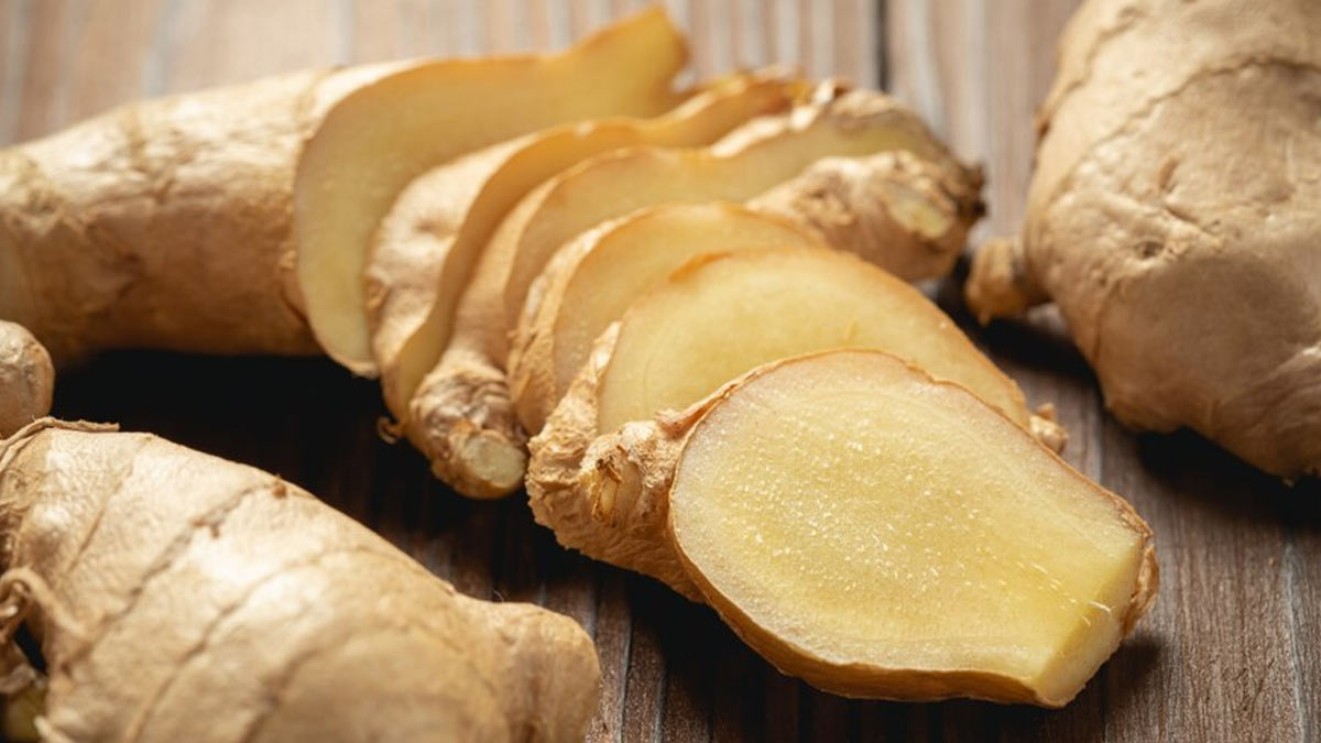 6 Surprising Benefits Of Eating Raw Ginger, As Per Expert HerZindagi