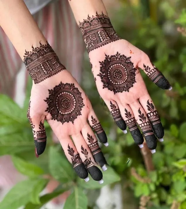 Circle Mandala Fronthand Bridal Mehndi Design
