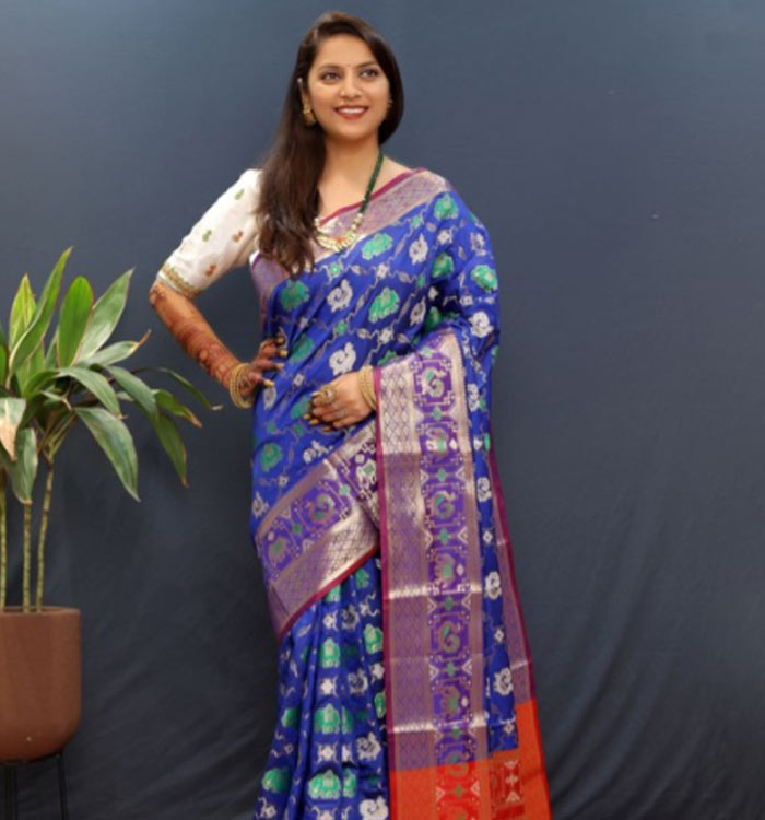 Silk Royal Blue Saree With White Contrast Blouse