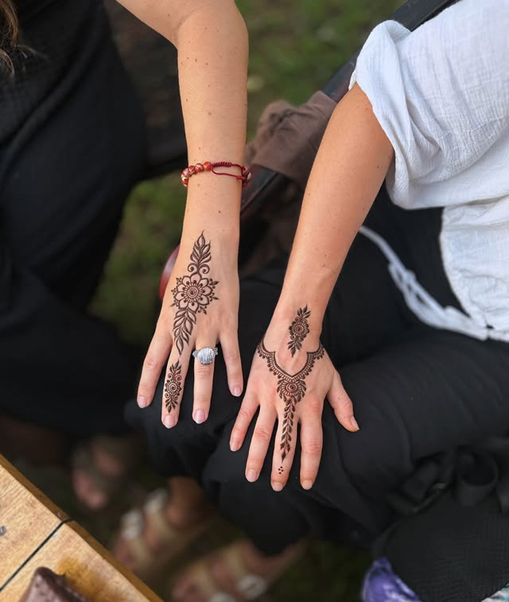 Minimal Arabic Mehndi Design