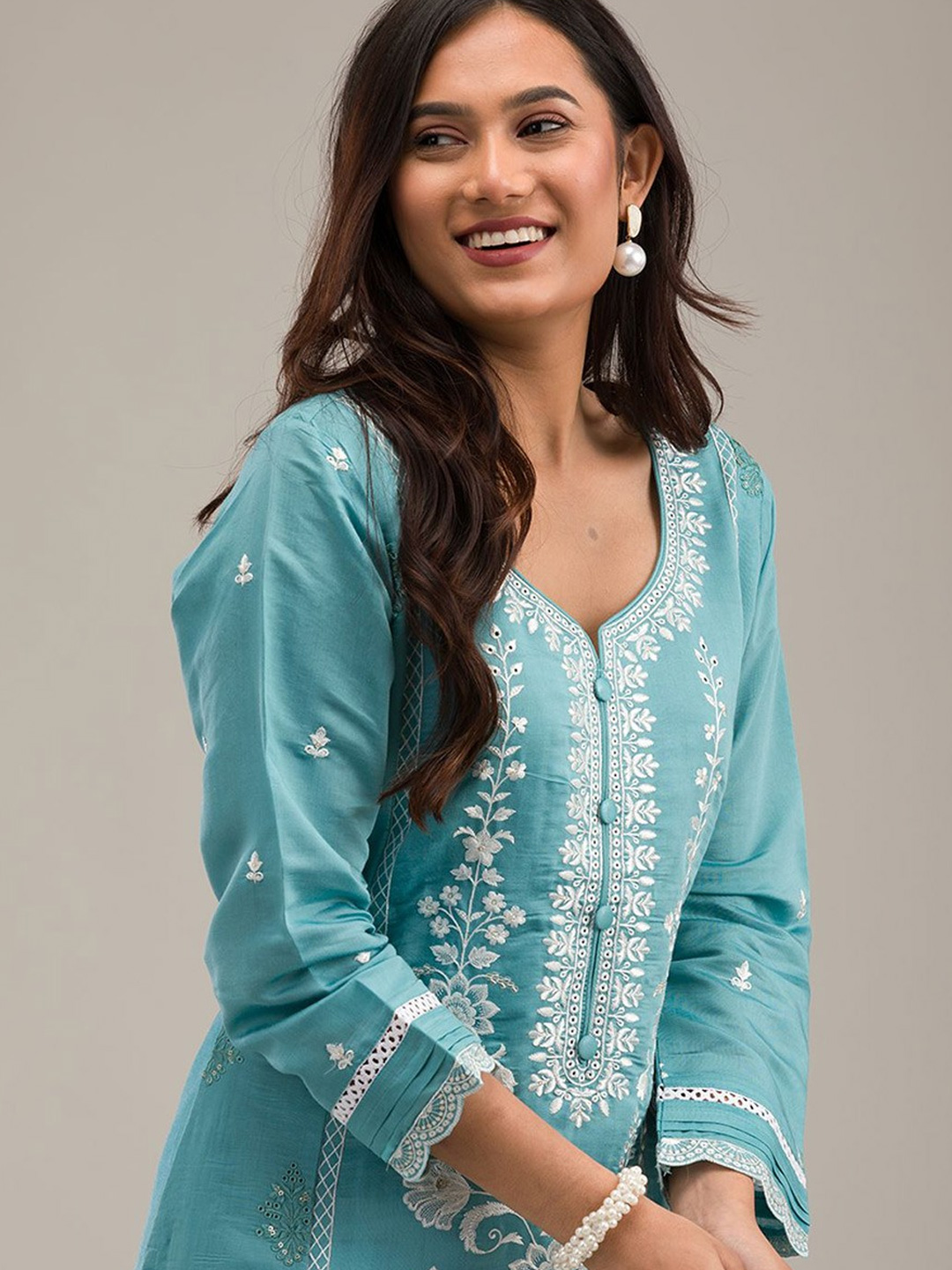 Scalloped Lace Work Sleeve Design