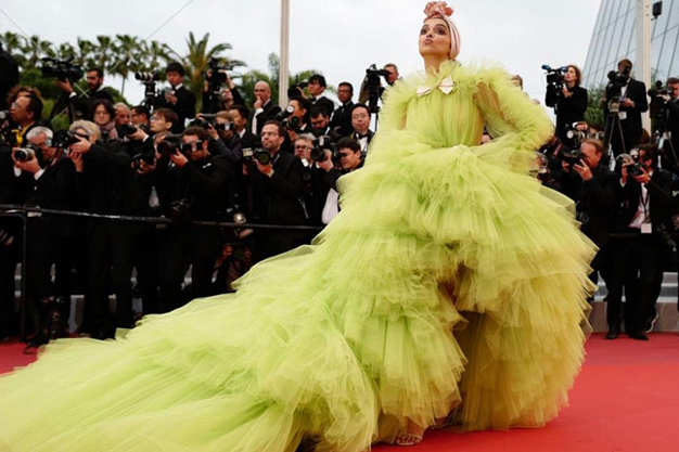 Deepika Padukone Swallowed By Ruffles