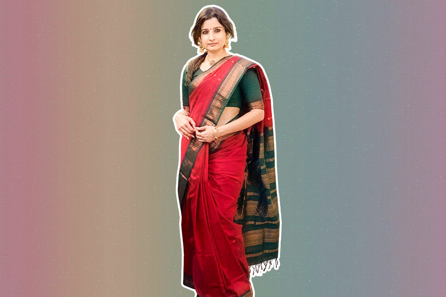 Red Plain Saree With Dark Green Contrast Blouse Design