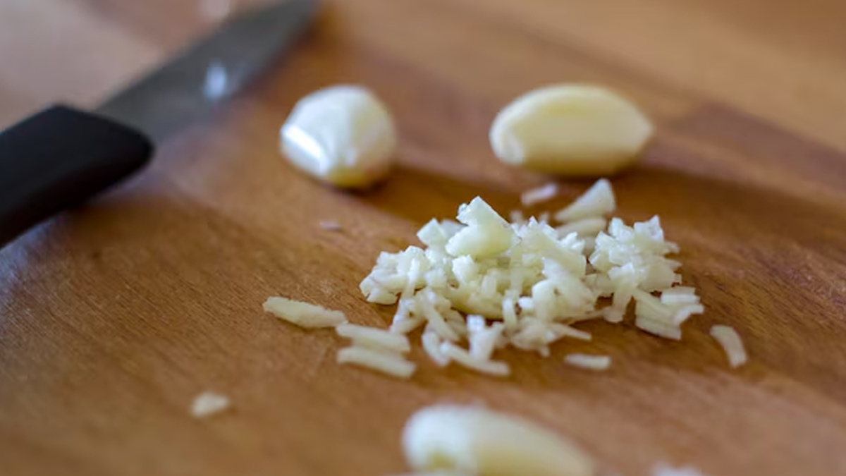 What Happens When You Eat Raw Garlic On An Empty Stomach