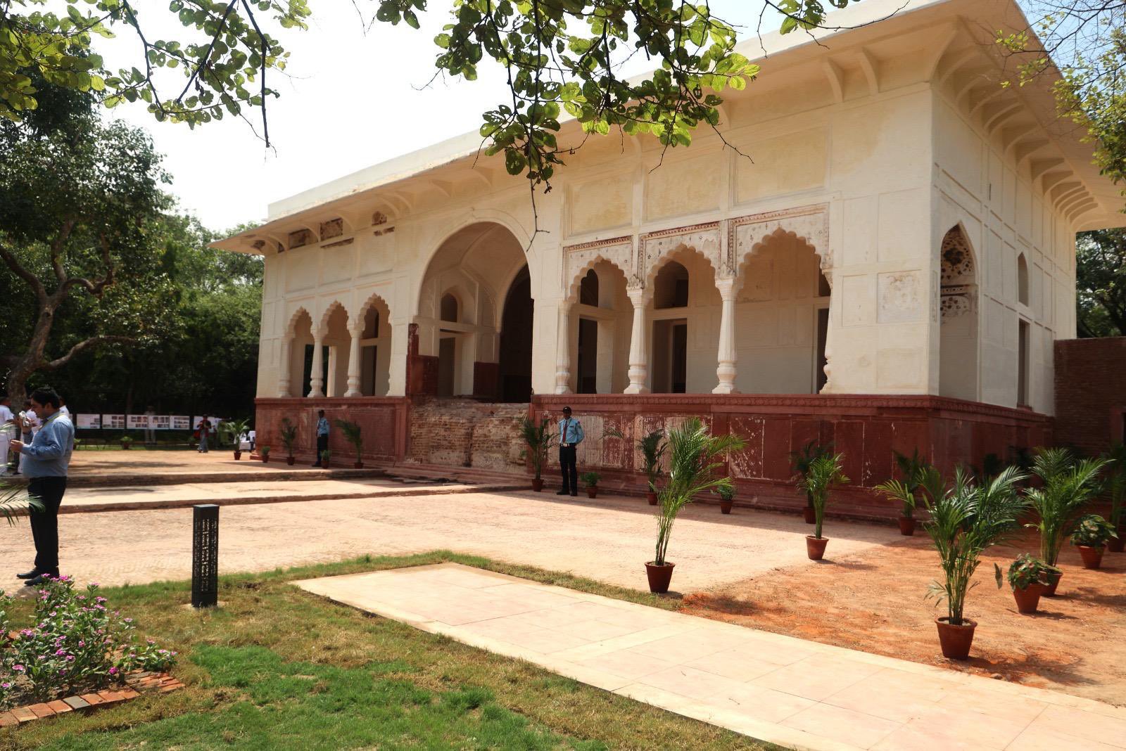 How To Reach Delhi's Sheesh Mahal