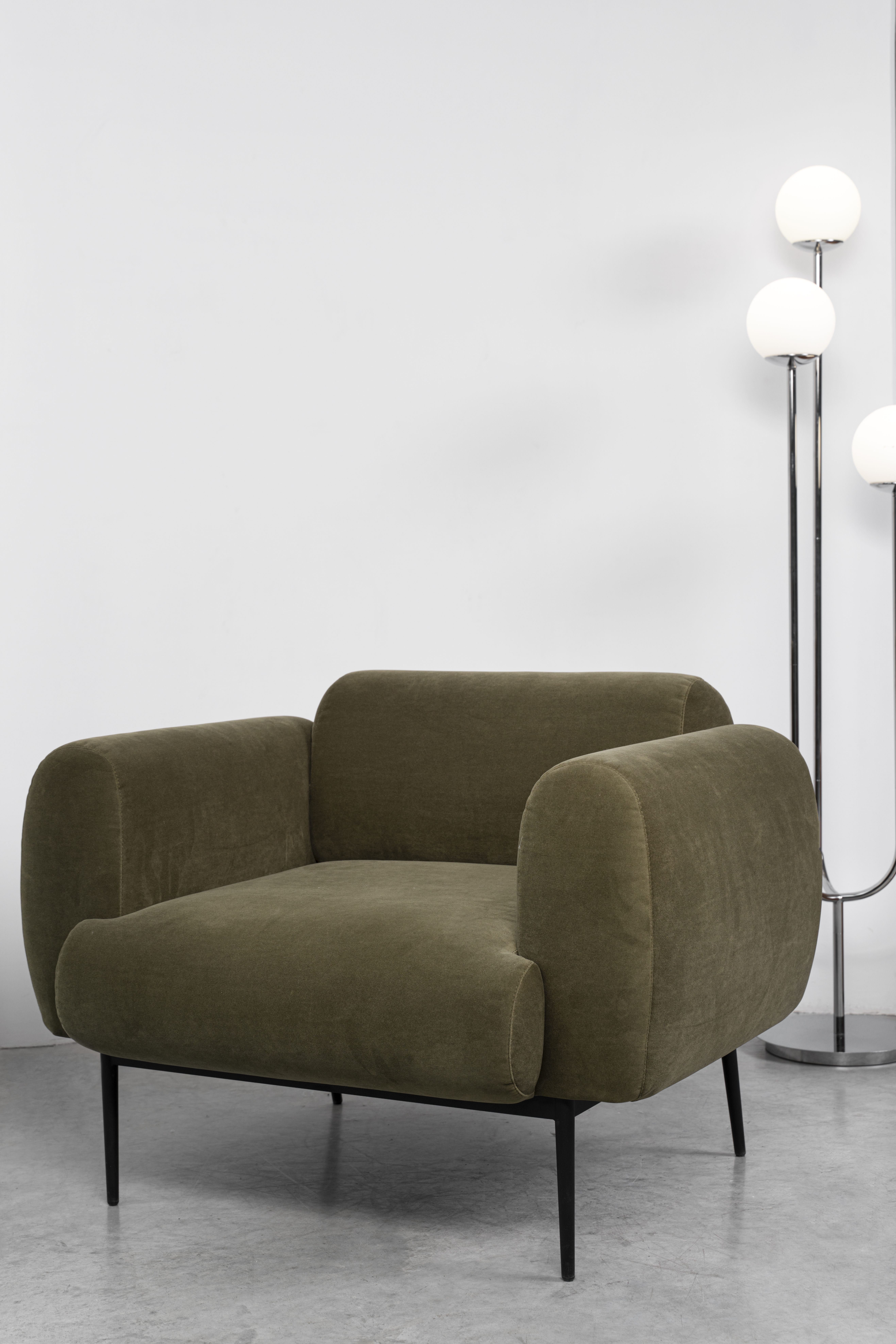 empty-modern-room-with-furniture