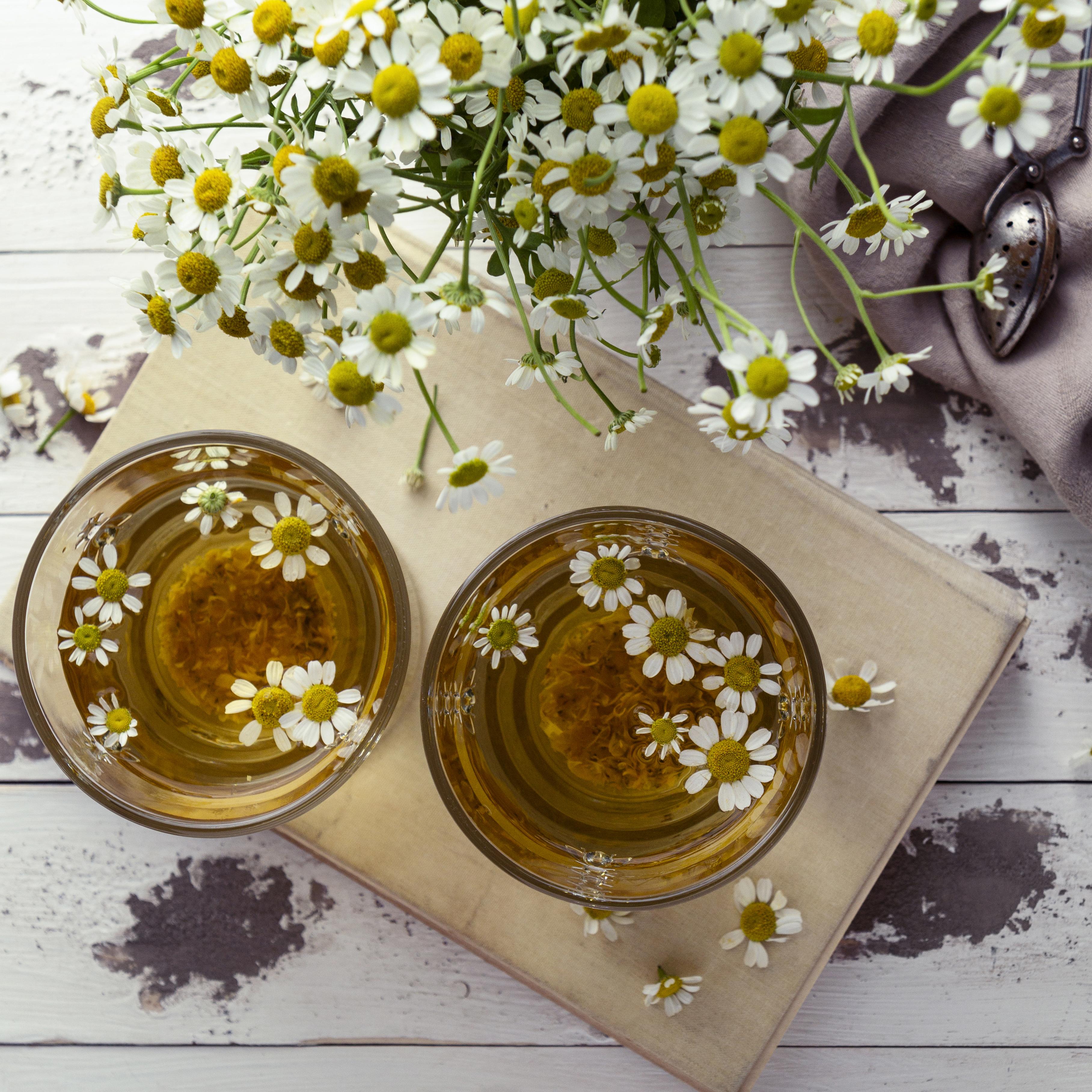 chamomile-tea-cups-flat-lay