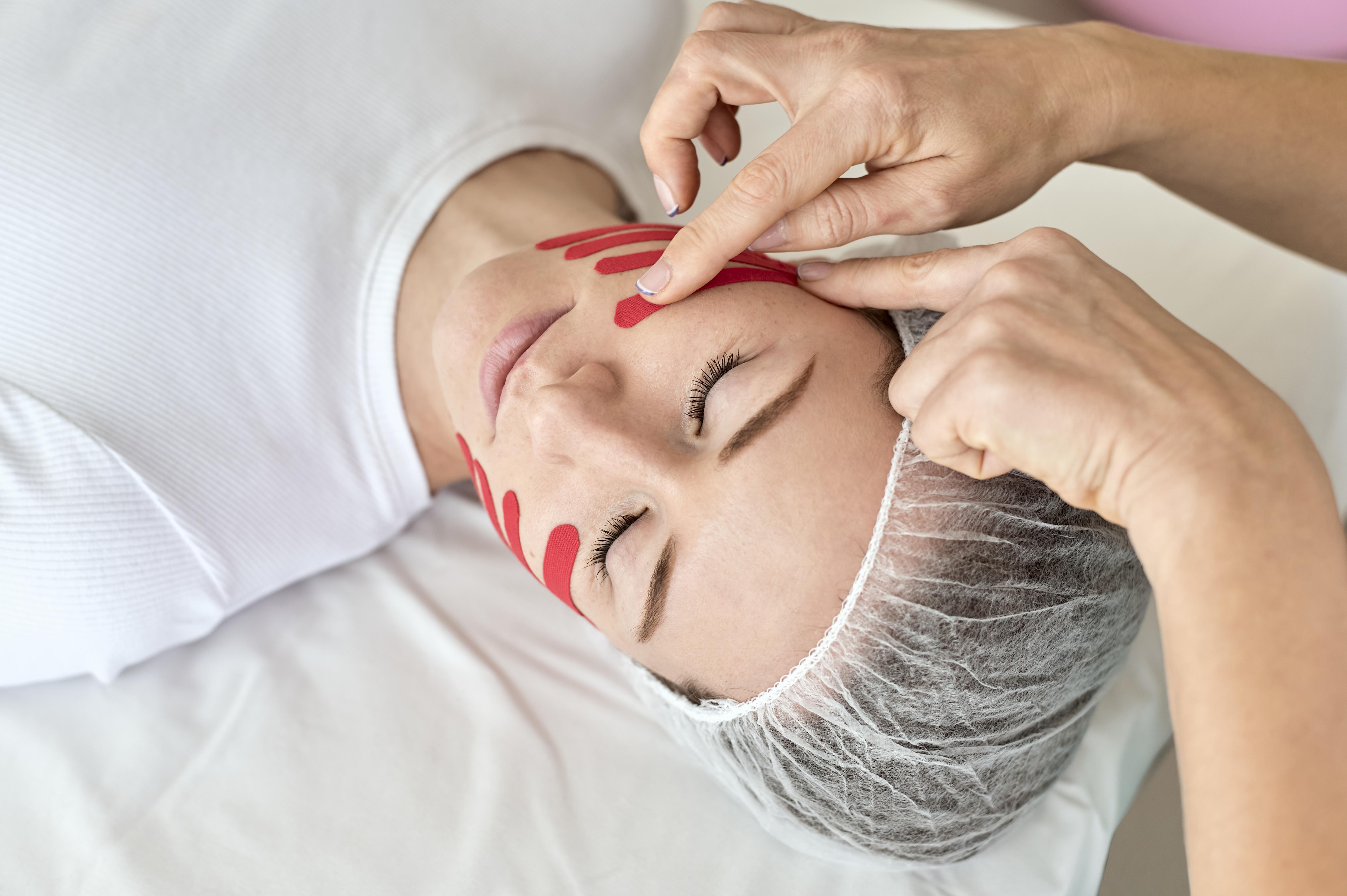 woman-undergoing-therapy-with-physiologist