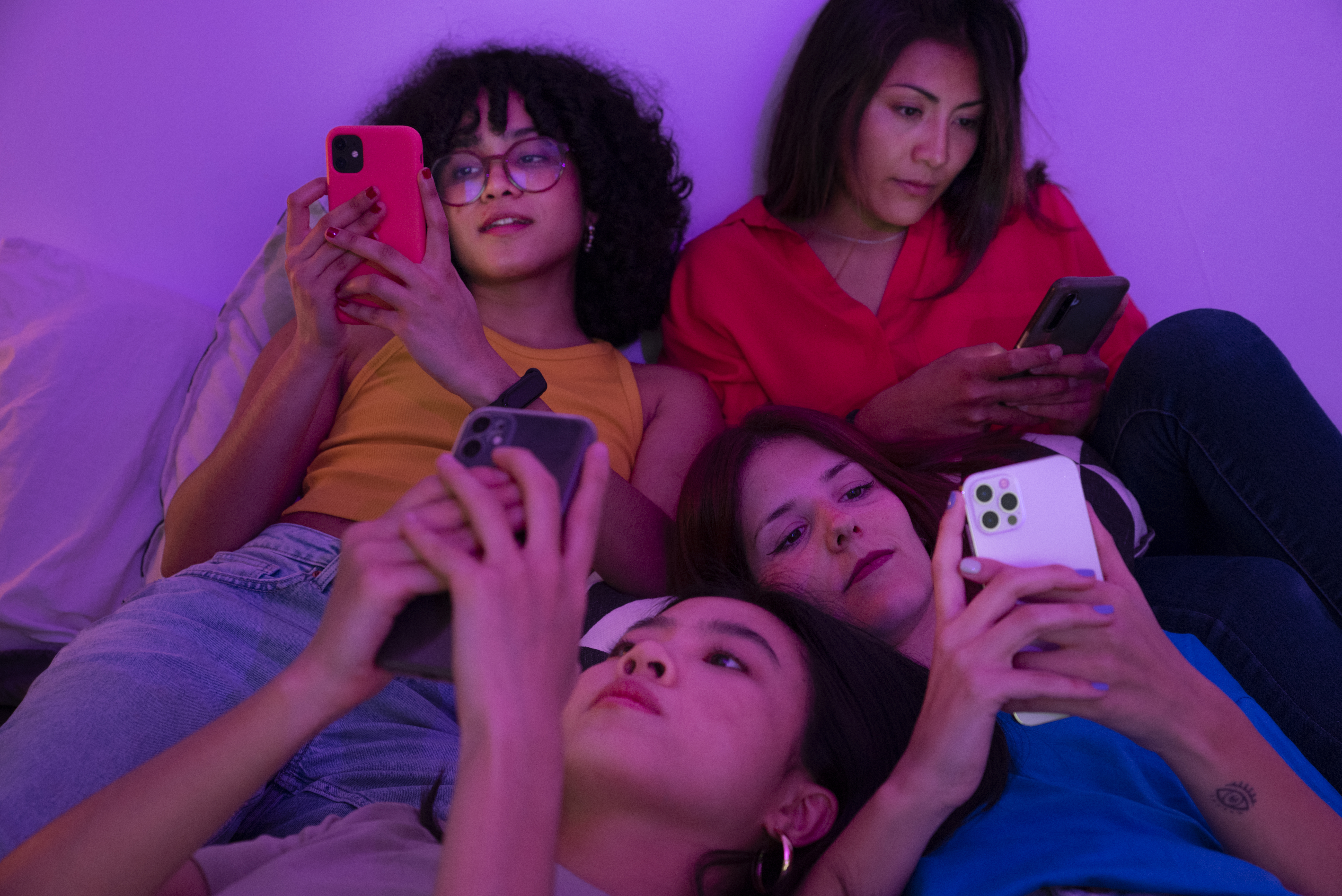 high-angle-women-with-smartphones