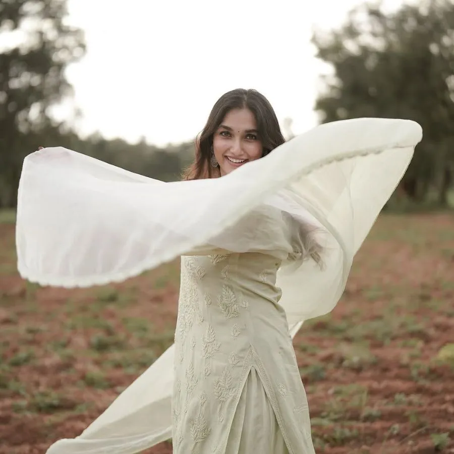 dupatta twirl pose