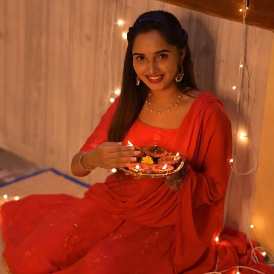 puja thali pose