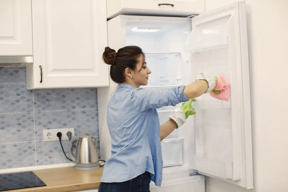 cleaning refrigerator