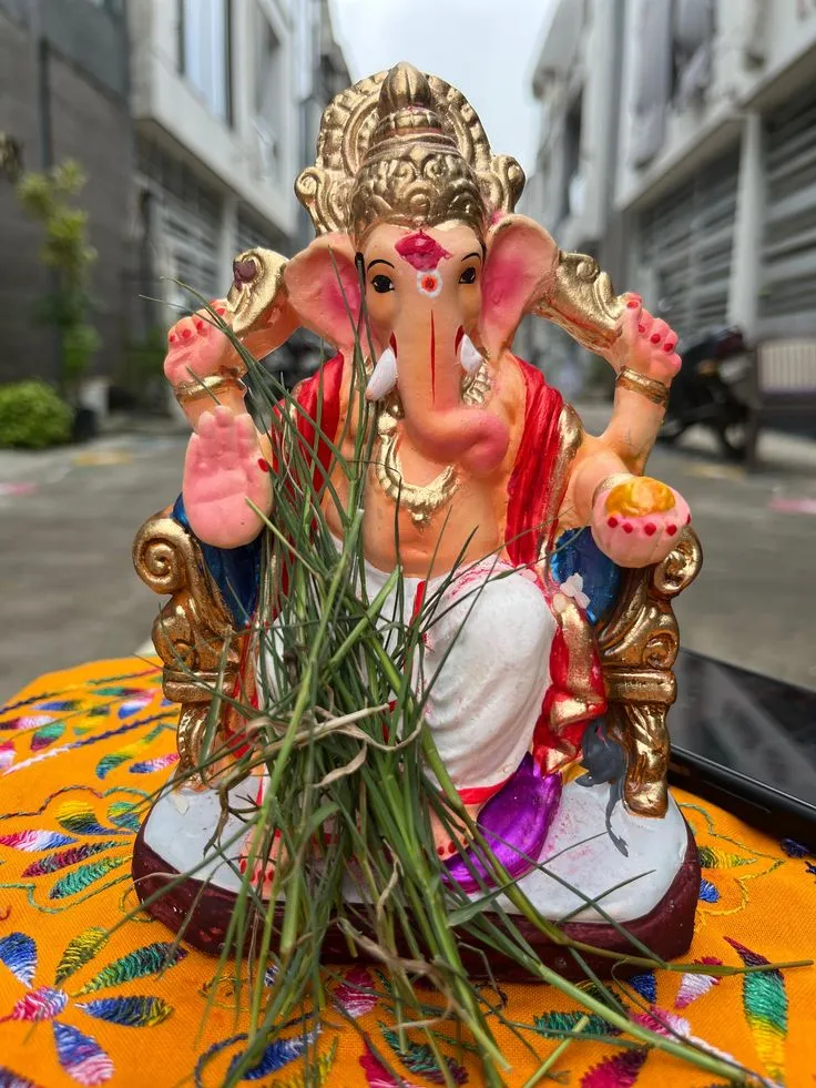 ganpati with grass