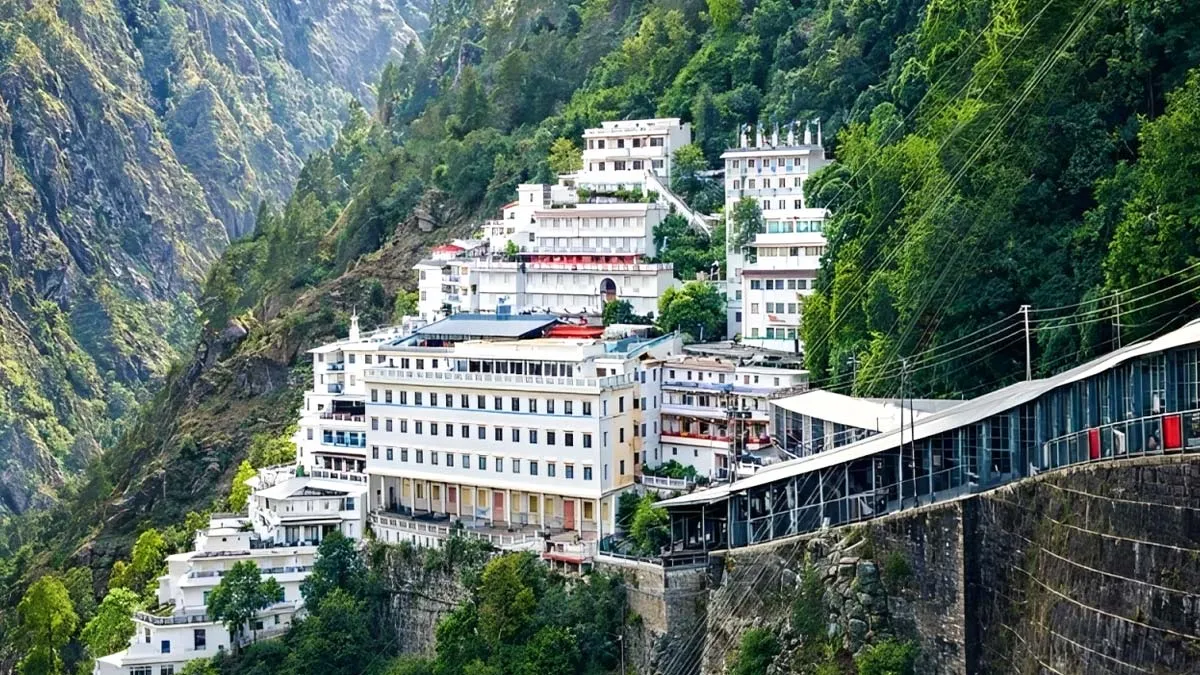 Vaishno Devi Navratri 2026 Guide: Helicopter Booking, IRCTC Packages And Tips