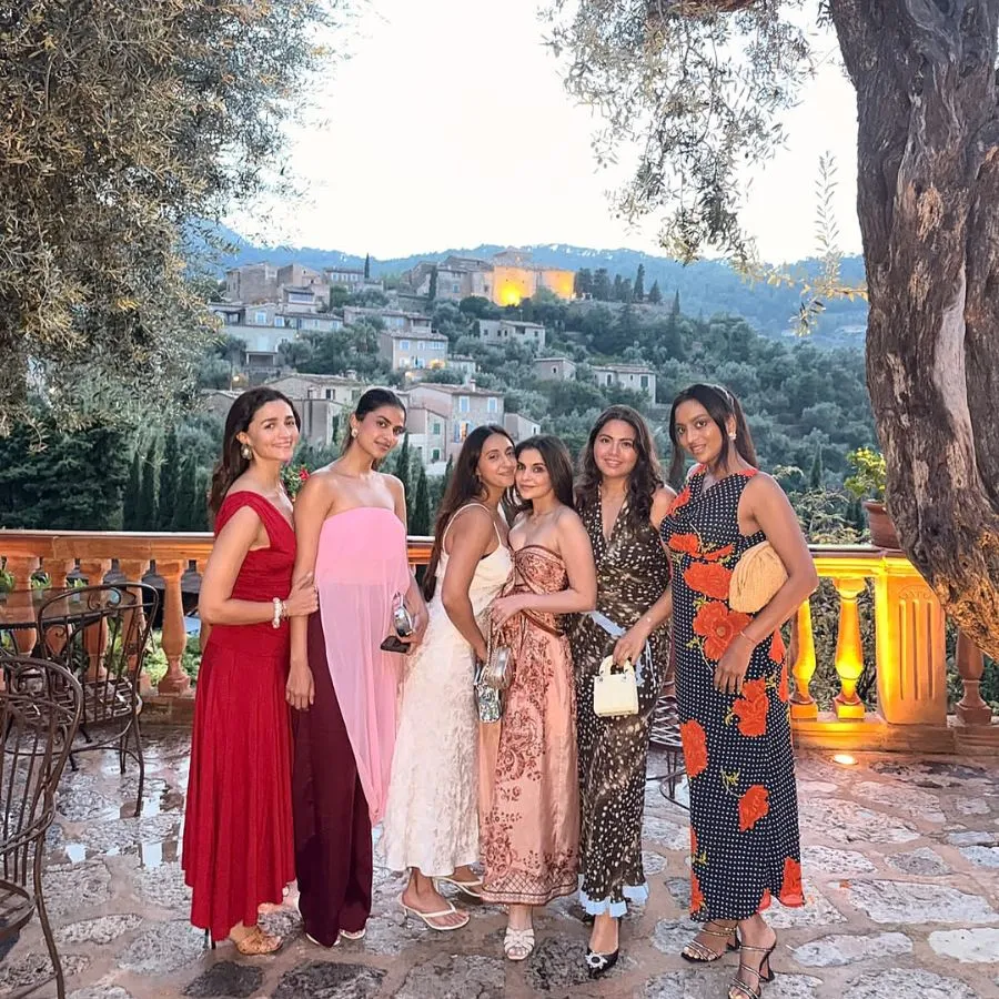 Beyond The Shahid Kapoor Connection Much of the internet has framed this as a story about the past, but the posts from the set say something else. Mira thanked Kareena for having her and for bein (1)