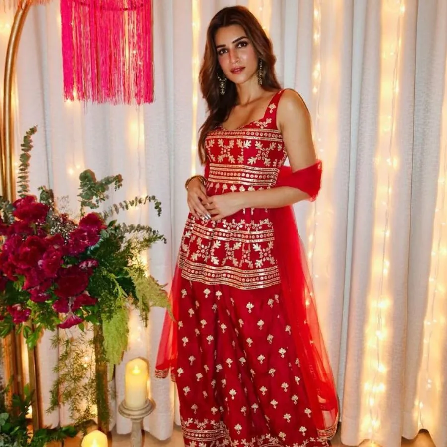 Beyond The Shahid Kapoor Connection Much of the internet has framed this as a story about the past, but the posts from the set say something else. Mira thanked Kareena for having her and for bein (5)