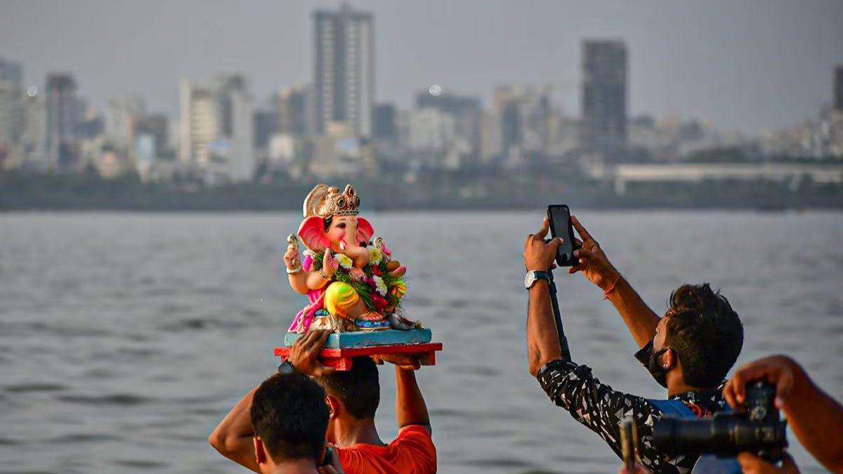 Ganesh ji ko visarjan ke samay sir pr rakh kar kyu le jate hain