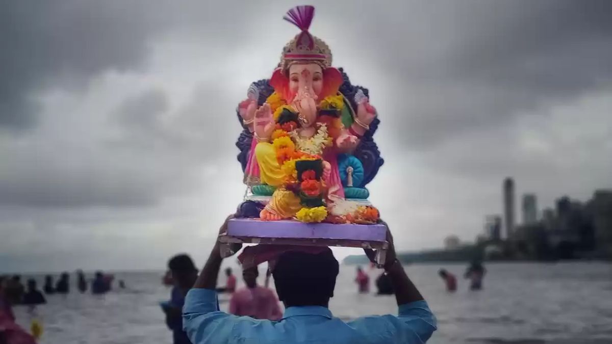 ganpati bappa ko visarjan ke samay sir pr rakh kar kyu le jate hain
