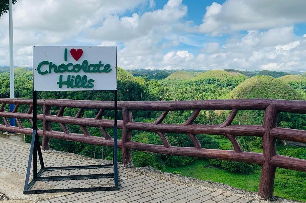 how many hills in chocolate hills