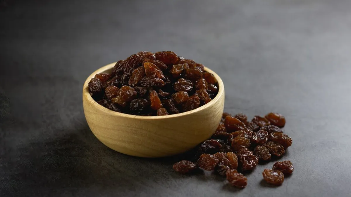 खून बढ़ाने के लिए चार तरीकों से करें किशमिश का सेवन | 4 ways to consume  kishmish to boost iron | Herzindagi